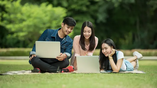 Kalau sedang ngumpul bareng teman-teman, rasanya memang paling enak sambil ngobrol dan berbagi cerita. Tapi, jangan hanya bercerita tentang diri sendiri terus, ya.